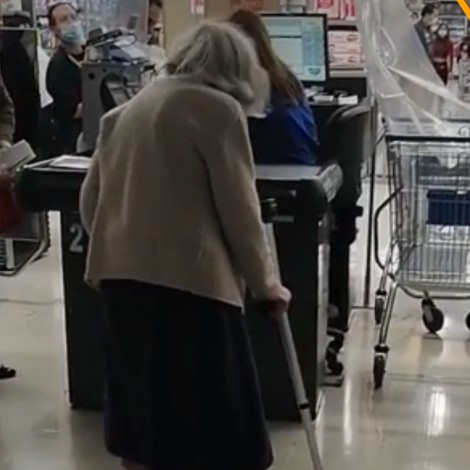 Niegan entrada a abuelita de 100 años en un supermercado por no llevar permiso covid-19