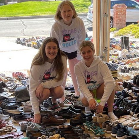 Chica dona 30mil pares de zapatos a personas sin hogar; ya tiene su propia fundación
