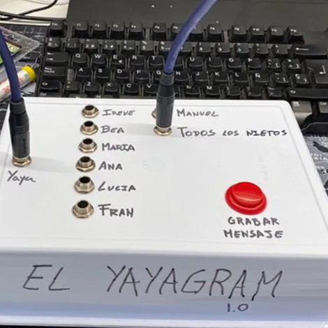 "Yayagram": ingeniero inventa aparato para mensajearse con abuela de 96