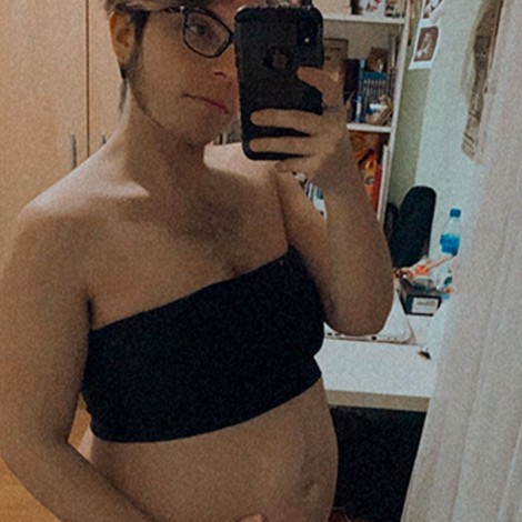 Hombre trans de 27 años documenta su embarazo en redes sociales
