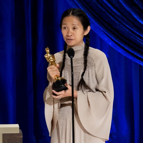 Chloé Zhao se convirtió en la primera mujer asiática en ganar un Oscar a Mejor Dirección