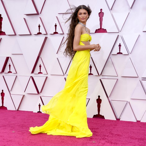 Zendaya impacta los Oscar con vestido que brilla en la oscuridad