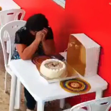 Mujer es captada llorando mientras celebra sola su cumpleaños