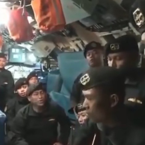 En indonesia, una tripulación se puso a cantar antes de que el submarino en el que iban se hundiera