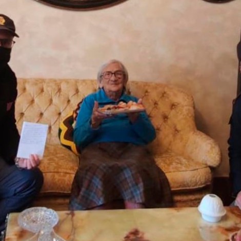 “Quería hablar con alguien”; Abuelita de 94 años simula robo para que policías le hagan compañía