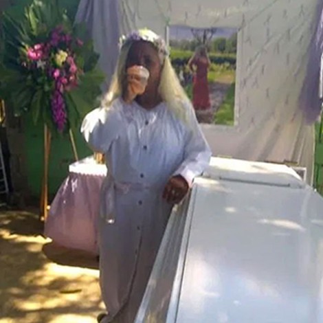 Mujer finge su funeral para saber qué se siente