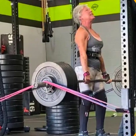 A los 71 años, abuelita rompe récords levantando pesas