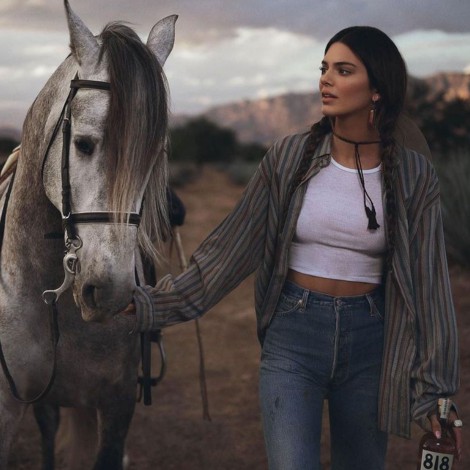 Critican a Kendall Jenner por apropiación cultural, comercial de su tequila genera molestia
