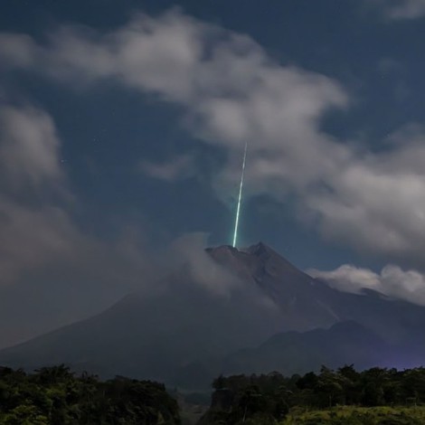 Meteorito cae sobre volcán Merapi en Indonesia, imágenes de viralizan