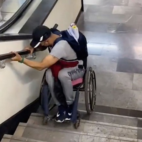 Hombre se hace viral al bajar las escaleras del metro en silla de ruedas