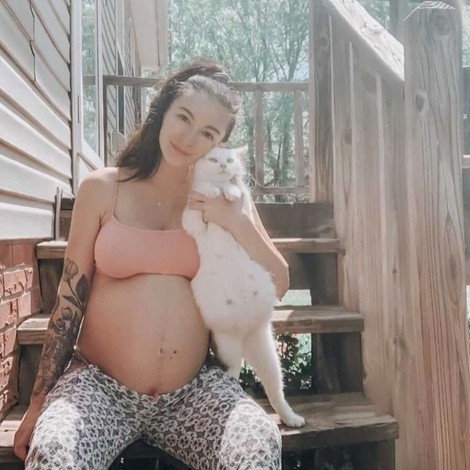 Mujer y gata se hacen amigas y dan a luz al mismo tiempo