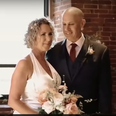 Hombre con Alzheimer le pide matrimonio a su esposa, olvidó estar casado