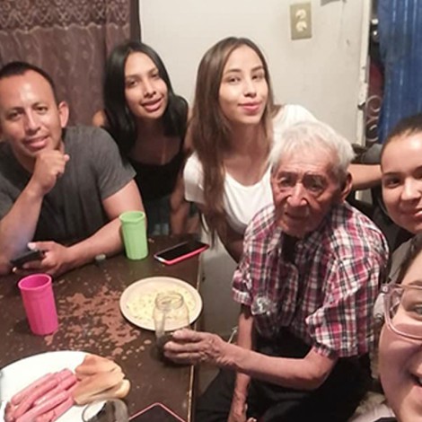 Familia adopta a abuelito de 108 años en condición de calle