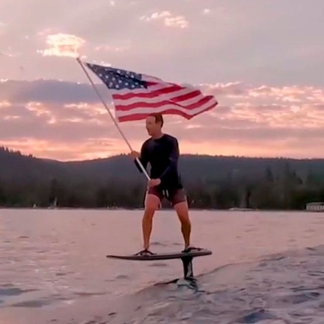 Mark Zuckerberg se convierte en meme por video ondeando bandera mientras surfea