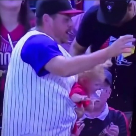 ¿Padre del año?: Atrapa pelota de béisbol, deja caer a su bebé y sostiene su cerveza