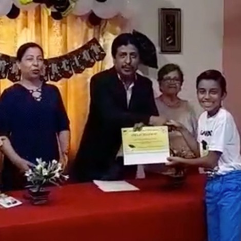 Familia organiza ceremonia de graduación para su hijo
