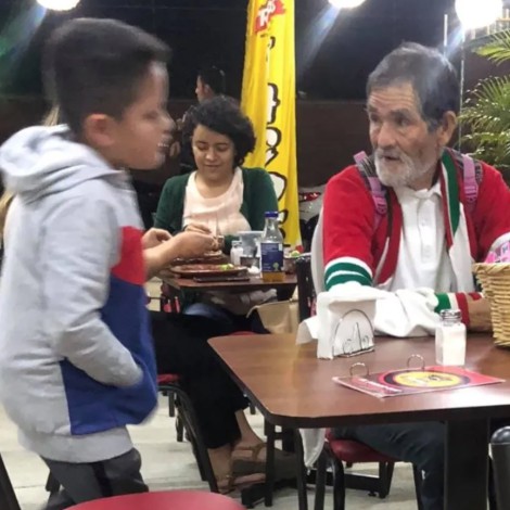 Niño rompe en llanto al regalarle tacos a un anciano y verlo llorar