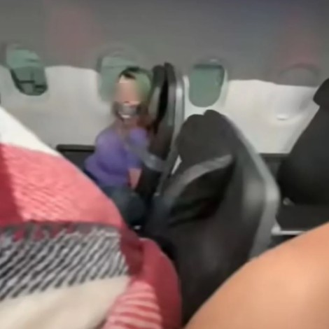 Amarran a mujer con cinta adhesiva luego de que intentara abrir la puerta de avión en pleno vuelo