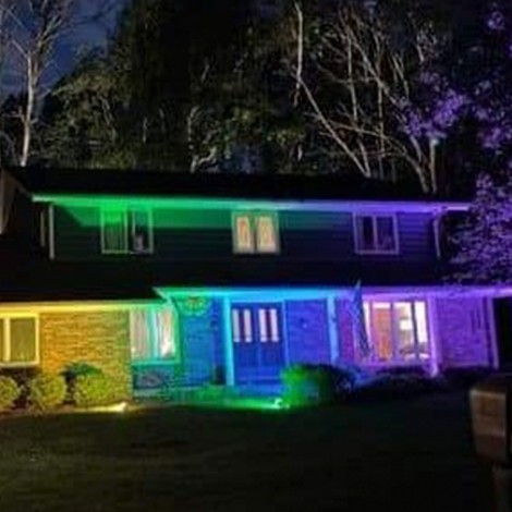 Vecinos prohíben colgar bandera LGTB y ellos ilumina propiedad con los colores de orgullo gay