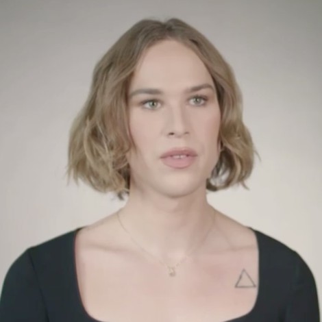 Estrella de "13 reasons why" se declara mujer transgénero tras hacer transición