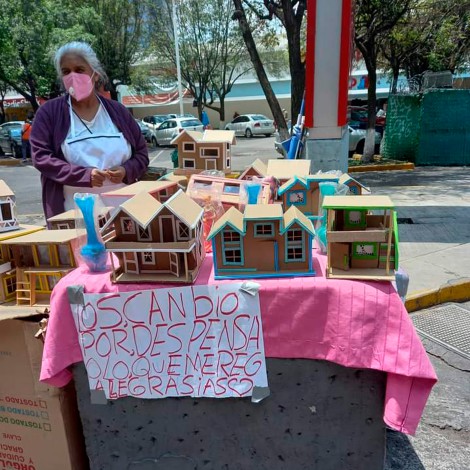 Abuelita hace casas de cartón a cambio de despensa, en redes sociales piden ayuda