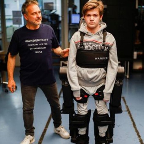 Padre construye un exoesqueleto para ayudar a su hijo a caminar