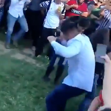 Hombre se pone a bailar para detener pleito entre mujeres
