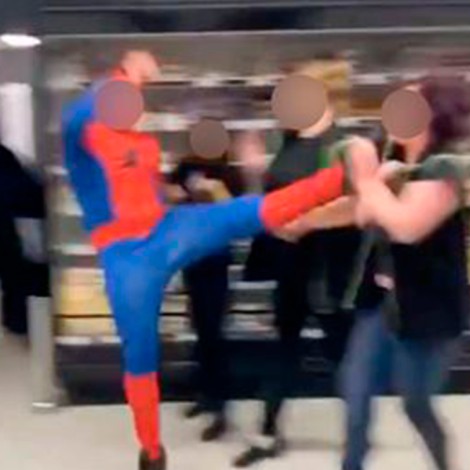 Un hombre vestido de Spiderman protagoniza pelea masiva y noquea a empleada de supermercado