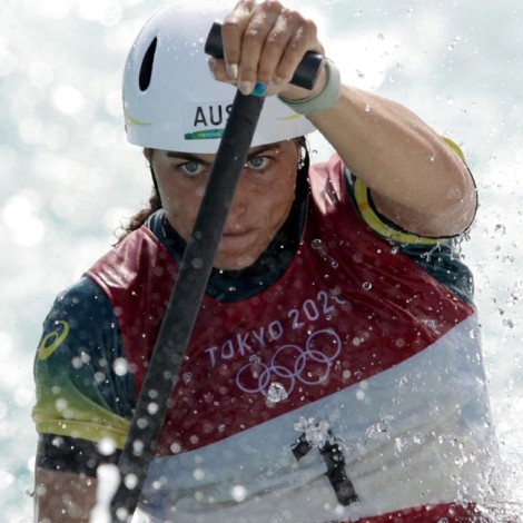 Atleta australiana usa preservativo para reparar su kayak y gana medalla de bronce en los Juegos de Tokio