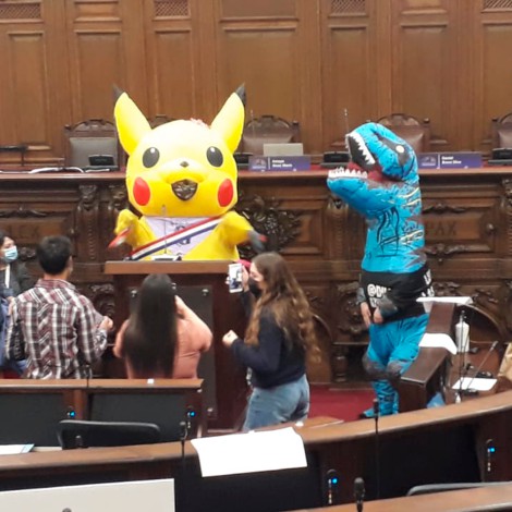 Congresista se disfraza de Pikachu y se vuelve viral