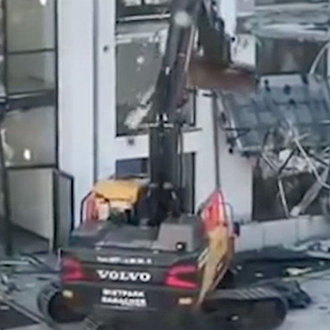 Hombre destruye edificio que construyó, nunca le pagaron su sueldo