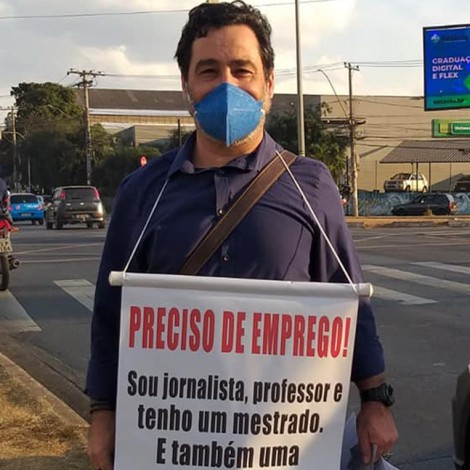 "Necesito sobrevivir" Con cartel en mano, profesor pide trabajo en los semáforos