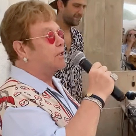 Elton John se echa palomazo en restaurante y se hace viral