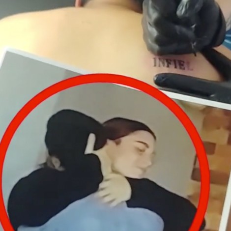 Mujer se venga de su novio con la ayuda de un tatuador grabando “infiel” en su espalda