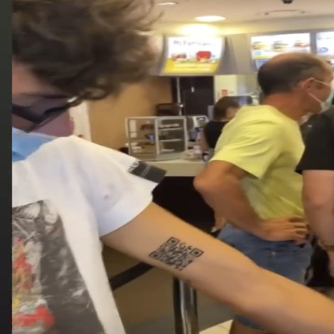 Joven se tatúa en el brazo su certificado de vacunación contra Covid-19