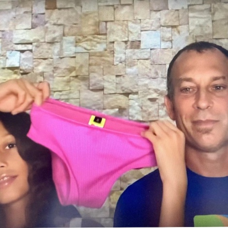 Papá diseña trajes de baño ideal para su hija trans; la prenda se hace viral entre la comunidad