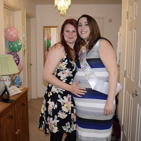 El cáncer le quitó su sueño de ser madre, su mejor amiga se lo devolvió embarazándose de ella
