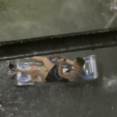 Hombre es captado fumando tranquilo mientras navega en las inundaciones de Nueva York