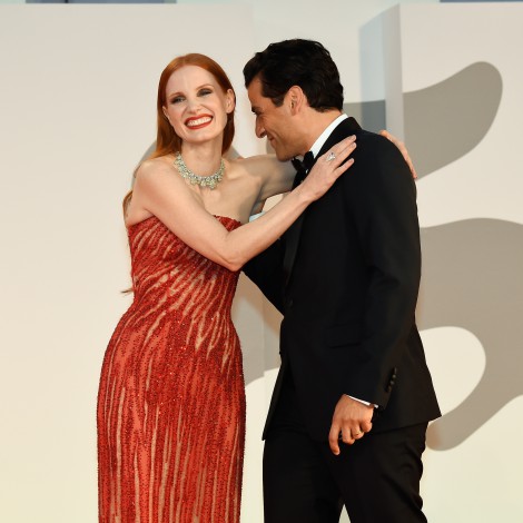 Oscar Isaac le huele la axila a Jessica Chastain en alfombra roja de Venecia