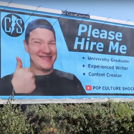 Joven paga por poner su CV en espectacular, nadie lo contrata