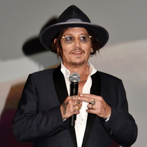 Johnny Depp reaparece feliz en su primera alfombra roja tras demanda