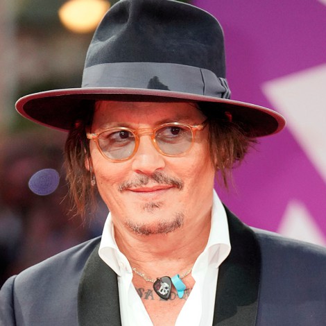 Johnny Depp se transforma una vez más en Jack Sparrow, y así confirma que es insustituible