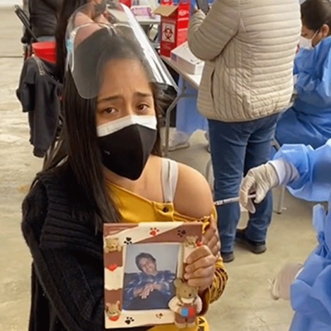 Joven llora al vacunarse, en sus brazos cargaba la foto de su mamá fallecida