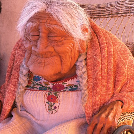 La verdadera 'Mamá Coco' celebra 108 años con pastel de su personaje