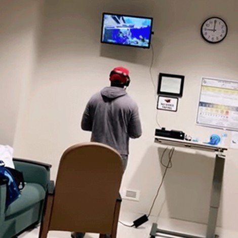Se lleva su Xbox al hospital en lo que su esposa tiene a su bebé