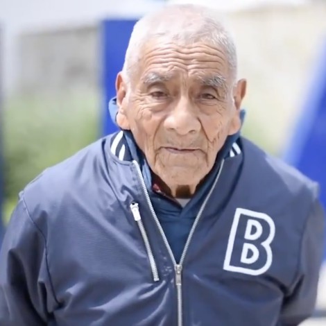 Abuelito de 85 años se titula como ingeniero, ahora busca trabajo