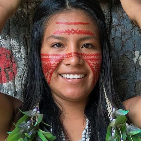 Conoce a Cunhaporanga, la joven indígena que arrasa en TikTok por mostrar las costumbres de su aldea