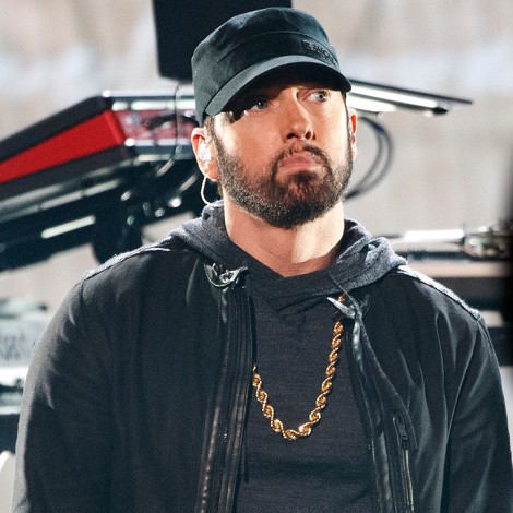 Eminem sorprende atendiendo a comensales de su nuevo restaurante