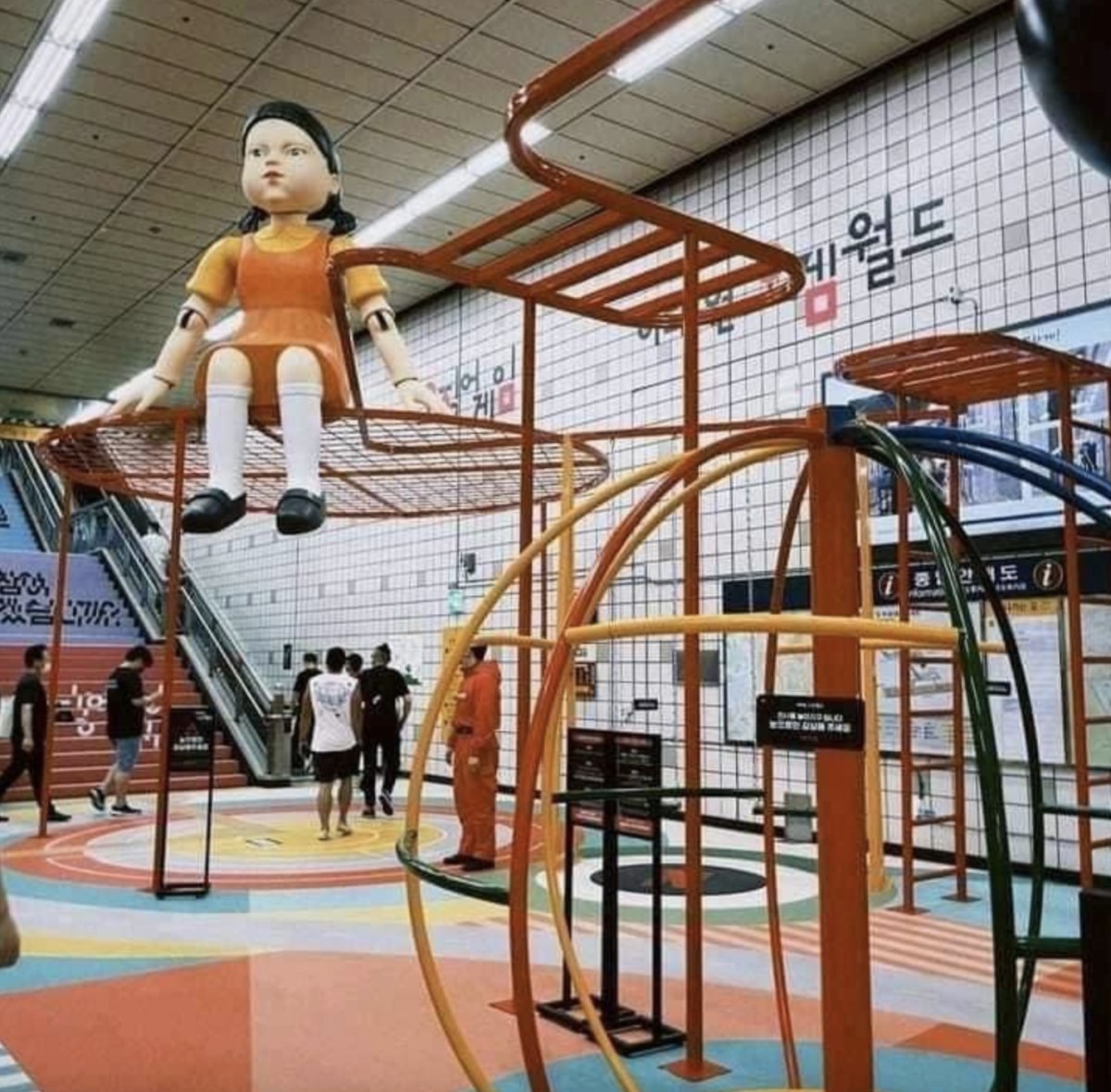 Estación del metro en Corea recrea escenario de "El Juego del Calamar"