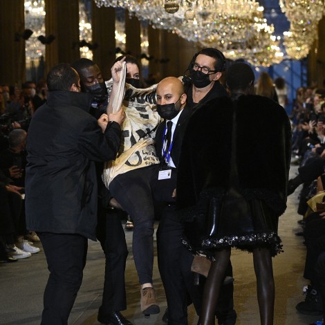 Activista interrumpe desfile de modas en París, la sacan a la fuerza